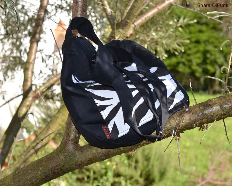 Punk taška černá s kapsou bílá zebra SKLADEM