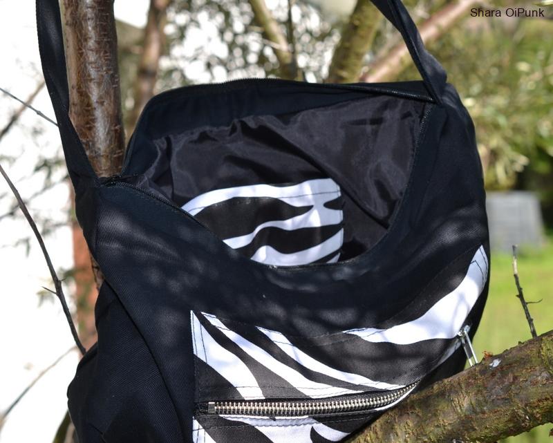 Punk taška černá s kapsou bílá zebra SKLADEM