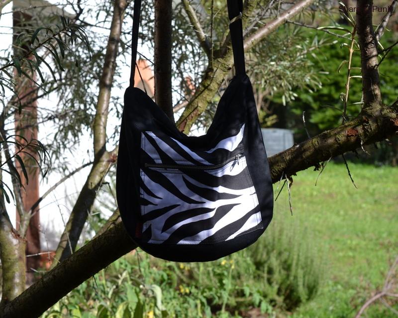 Punk taška černá s kapsou bílá zebra SKLADEM