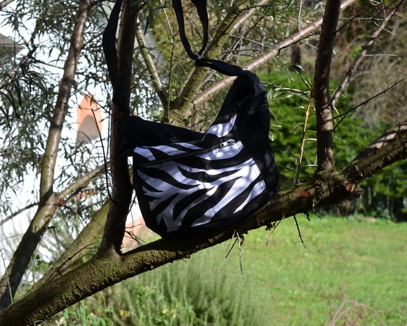 Punk taška černá s kapsou bílá zebra SKLADEM