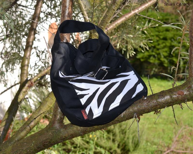 Punk taška černá s kapsou bílá zebra SKLADEM