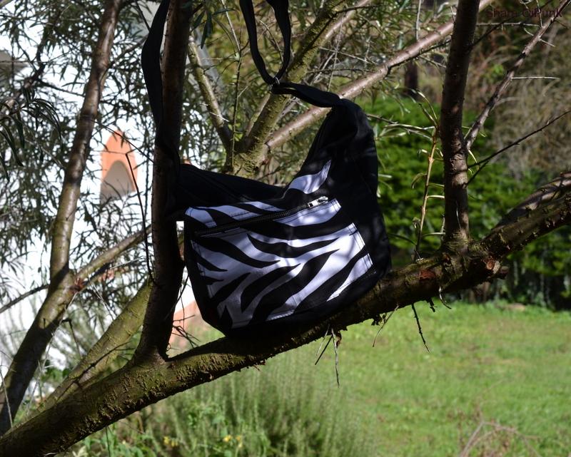 Punk taška černá s kapsou bílá zebra SKLADEM